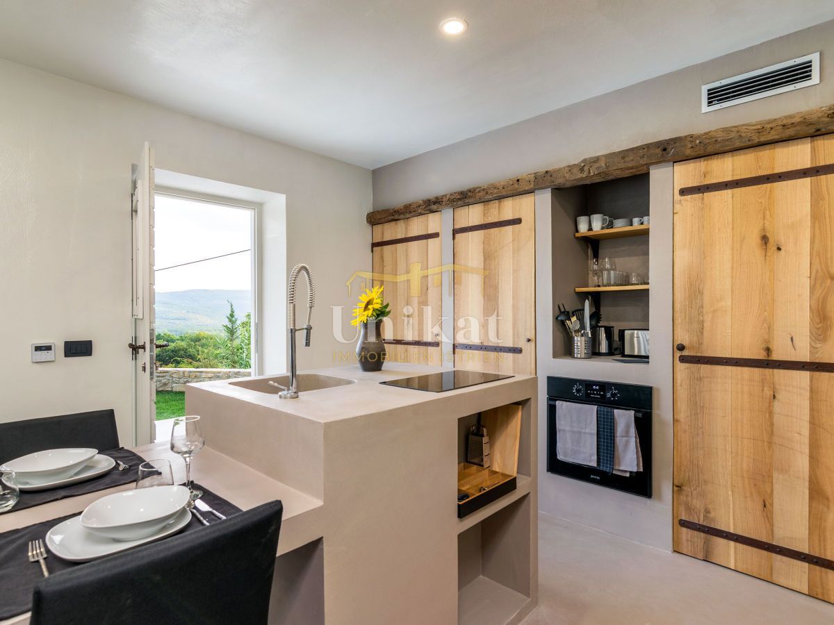 Casa in pietra con vista sulla natura